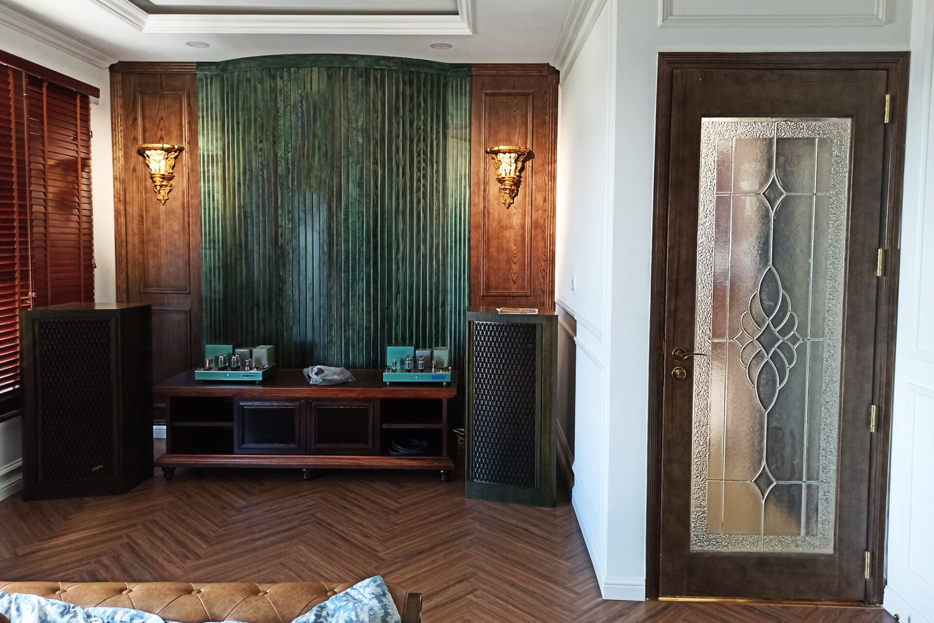 Cửa gỗ kính đúc hoa văn